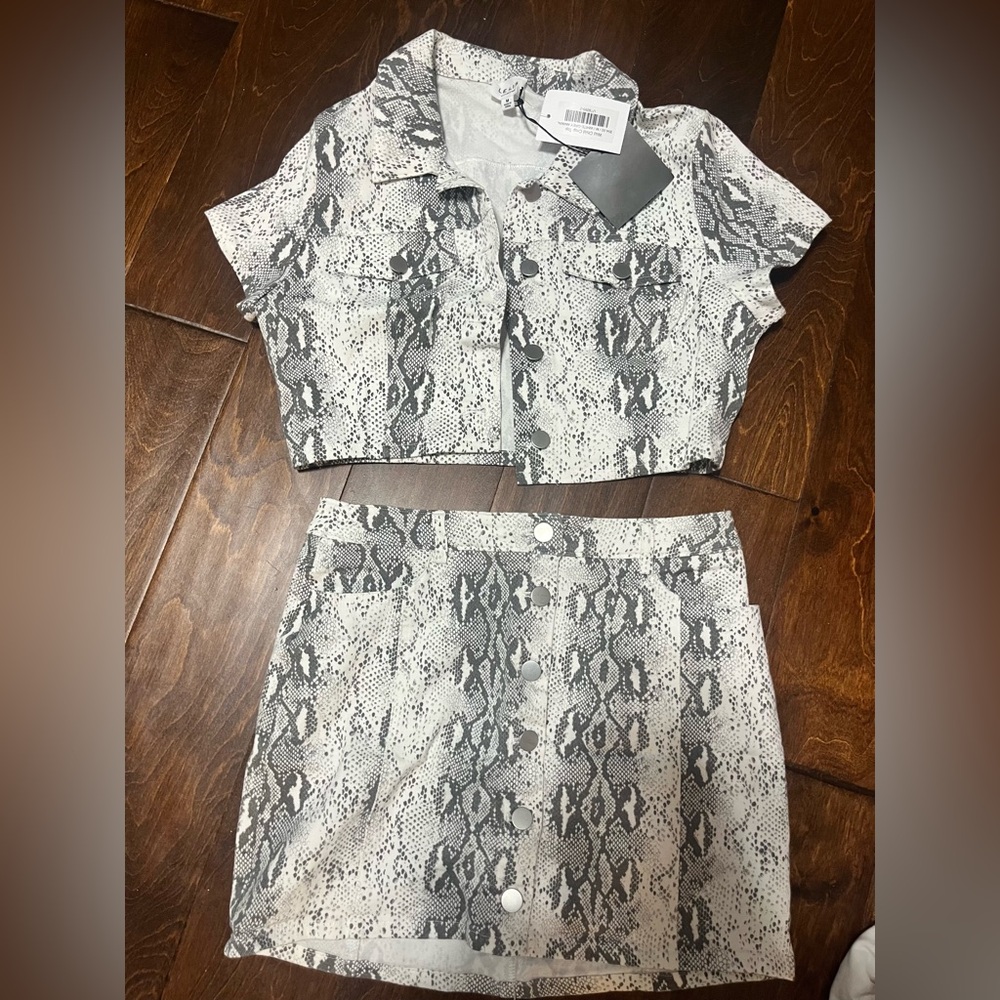 Le Lis Black and White Snake Print Set